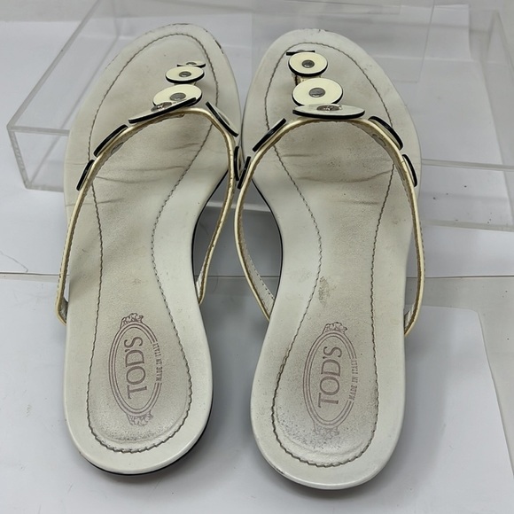 Tod’s Sz 38 Cream Leather and Patent Leather T Strap Slip On Sandals - Picture 5 of 9